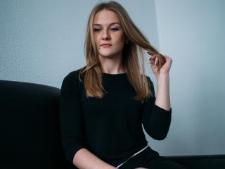 AreliaFlower - online chat porn with a being from Europe 18+ teen woman 