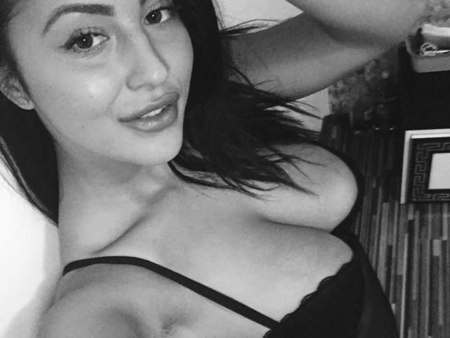 KarinaHot69 - Show sexe avec une Sublime model très sexy avec une belle poitrine  