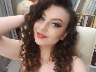 RoselyneVive - online chat hot with a standard build Young and sexy lady 
