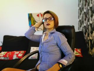 ImLivia - Chat live exciting with this trimmed vagina Young lady 