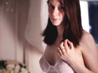 GretaMiln - Webcam hot avec cette Belle jeune fille sexy avec des seins tenant dans la main sur le site XLove.com 