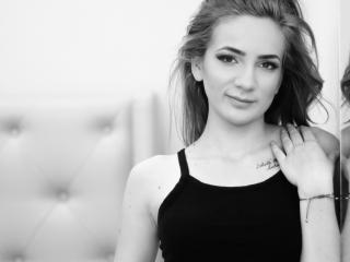 RubyMelyne - Chat x with this slender build 18+ teen woman 