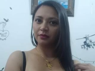 DakotaSweet - Cam hot with this standard build Hot babe 