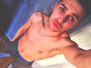 MatewWonder - chat online sex with this White Horny gay lads 