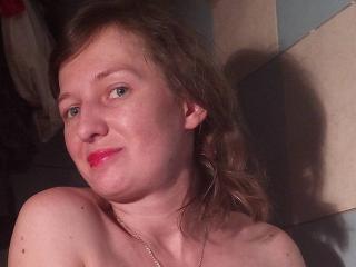 JuicyyJune - Chat cam hard avec une Femmes relativementmaigre sur la plateforme Brunettes.cam 