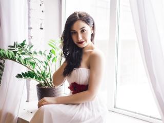 MeganBolly - Live cam intime avec une Sacrée jeune créature hot avec une chatte poilue sur le site Xlove 