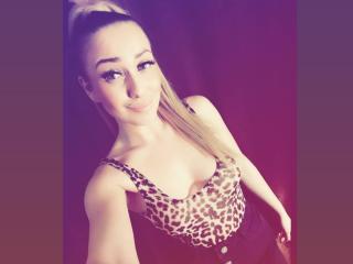 AmaSun - online show sexy with a White Sexy babes 