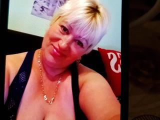 SamanthaCheis - Live chat hot with this shaved genital area MILF 