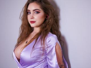 BiancaBrendford - Show live hard avec cette Ravissante jeune camgirl sexy relativementmince sur le site Brunette-Cam 