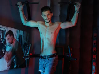 AydanBlake - Show hard avec un Homme au corps à la musculature impressionnante sur XLovegay 