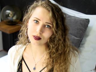 LeahXHoney - Chat cam sex with a shaved pussy Young lady 