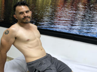 AustinDick - Show en direct avec ce Homo latin lover sur Xlove-Gay 