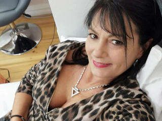 CrystalXBlack - Webcam live hard with a Gorgeous lady with big bosoms 