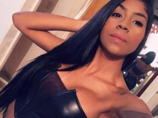 Francescalover - Show live x with this shaved vagina Horny lady 