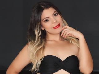 LuarenFox - Live intime avec une Divine jeune demoiselle bien roulée avec un corps bien proportionné sur le service XLove.com 