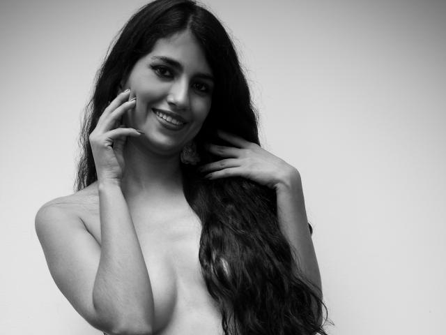 RomanticPrincess - Live cam sexy avec cette Femmes au sexe complètement rasé  