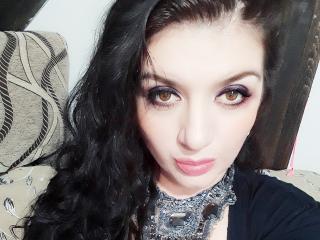 Freyja - Chat cam en direct avec cette Sensationnelle jeune canon très sexy à la chevelure brune sur le site XLove.com 