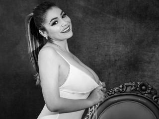 LigiaBella - Live cam hot with this being from Europe Young and sexy lady 