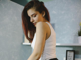 AmityV - Live cam x avec une Splendide jeune jeune model hot à la crinière châtain clair  