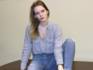 EmillyStone - Chat porn with this small breast Young and sexy lady 