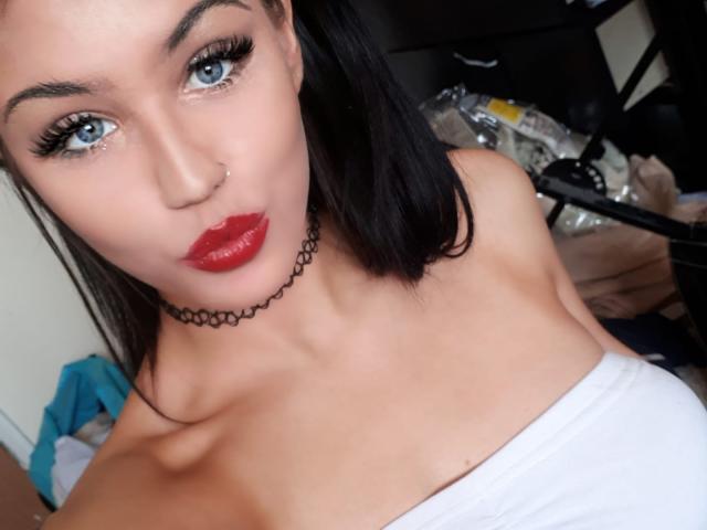 LeonaForReal - Show porn with this Hot babe with regular tits 
