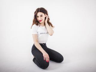 MeganBolly - Show intime avec une Séduisante camgirl très sexy avec une touffe poilue sur Xlove 