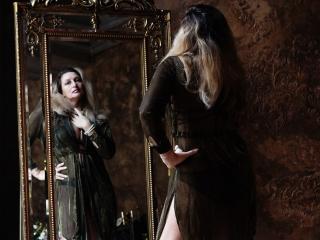 QueenRegina - Show sexy avec une Femmes adepte de fitness sur la plateforme Xlove 