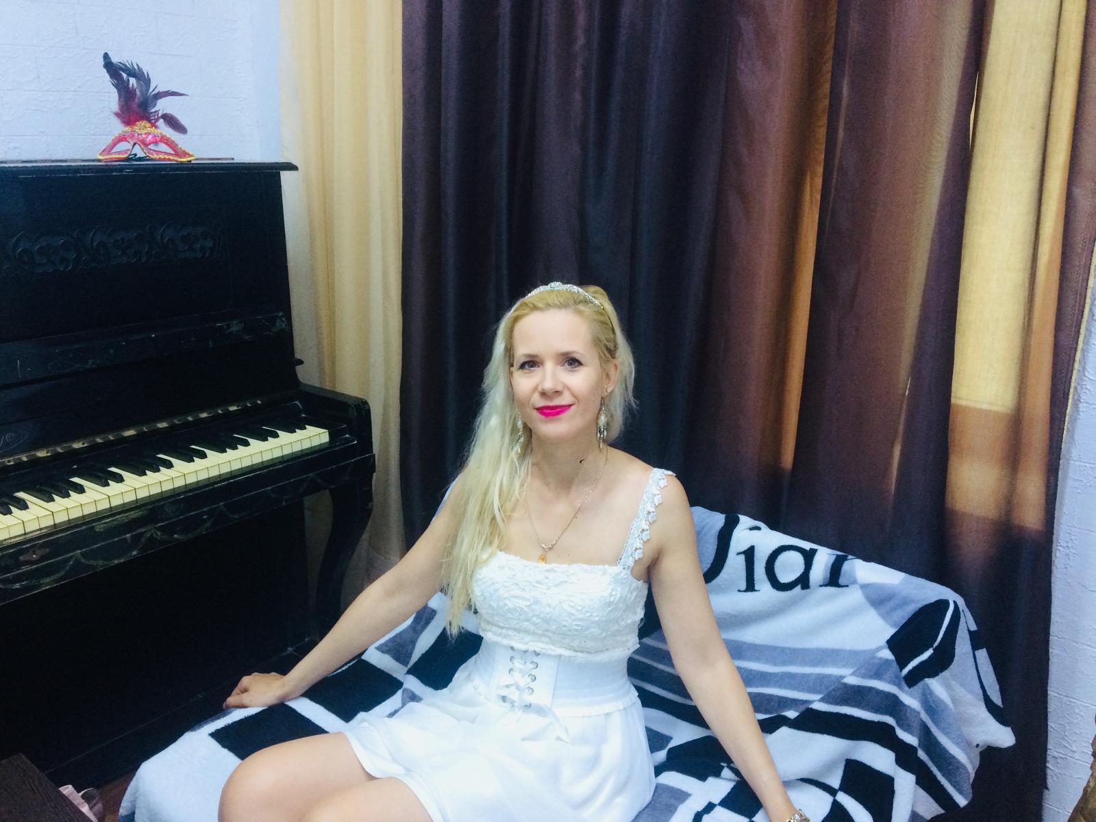 GiselleCute - Live exciting with this White Lady over 35 