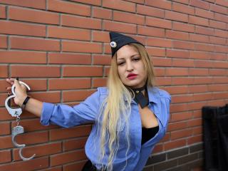 AllaSexyQueen - Show sexy with a beefy Dominatrix 