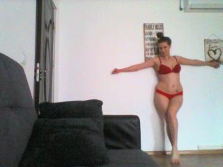 AnnaBelleFemme - Live xXx with this muscular build Horny lady 