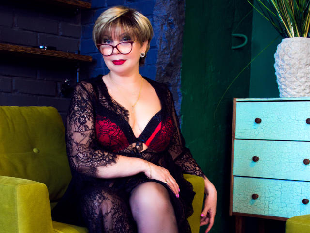 BlondSexyMature - Chat live hard with this average hooter Sexy mother 