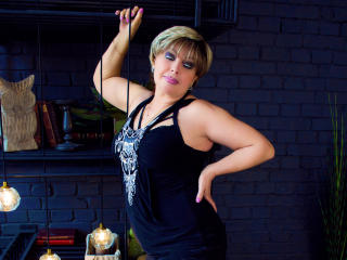 BlondSexyMature - Webcam sexy avec une Femme mûre avec des formes sur le site Boobs.cam 