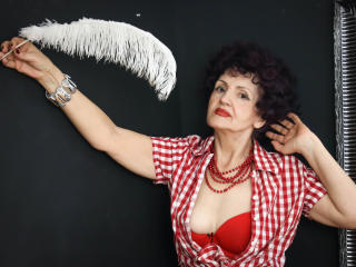 FoxySlyde - Cam exciting with this standard tits size Lady over 35 