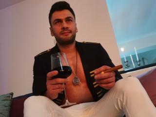 JohnasQ - online chat exciting with a European Gays 