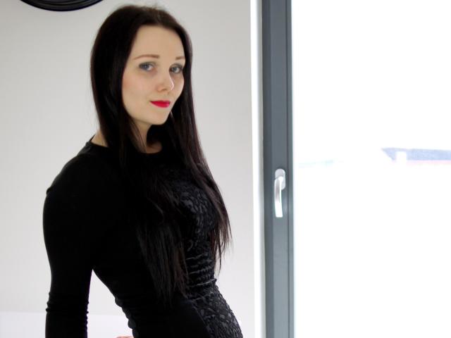 QueenZoe - Show live xXx with this White Young lady 