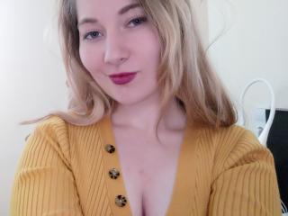 BlondeLacy - Web cam hot with a Young lady with average boobs 