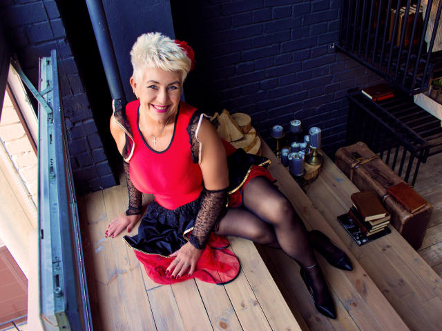 KinkyyHotLove - Webcam live intime avec cette Femme mûre anatomie régulière sur le service Xlove 