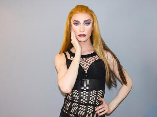 IngaBright - Show live sex avec une Trans à la crinière brune sur le site Xlove-Trans 