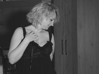 MiriamTRUE - Chat cam exciting with this golden hair Lady over 35 