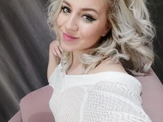 BlondieDee - Webcam live exciting with a shaved vagina Hot babe 