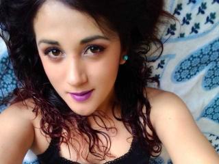 BrunaLovely - online show hard with this shaved pussy Hot babe 