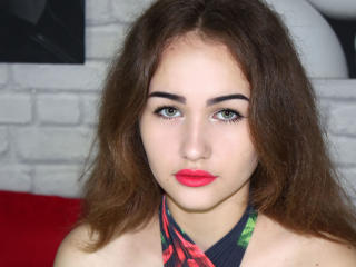 EmmanuelleL - Cam exciting with a shaved pubis 18+ teen woman 