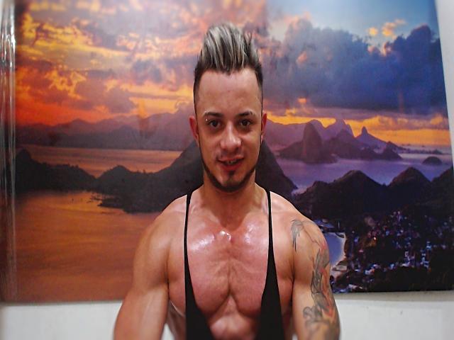 Everet - online chat exciting with this charcoal hair Homosexuals 