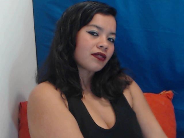 Vallentinaa - Web cam sex avec cette Model mature à la chevelure noire  