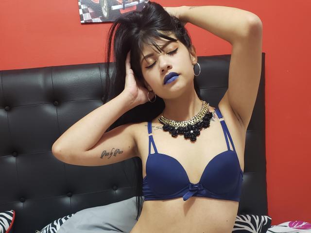 SalomeSweetX - Chat live x with this Nude young lady with a standard breast 