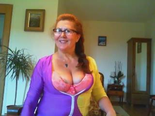 JuicyXSandra - Show live nude with a European Exciting MILF 