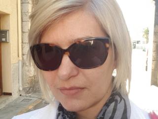 SandrasoSexy waiting on someone to chat and have live sex with