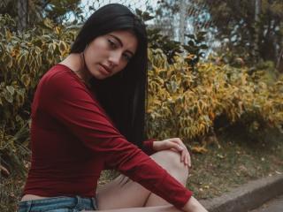MiaNeville - Chat live xXx with a black hair Hot 18+ teen woman 
