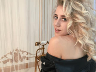 Camgirl and Webcam Model FallenAngelSN on Go Adult Chat