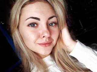 AdelinaShown - Webcam live hard with a European X young and sexy lady 
